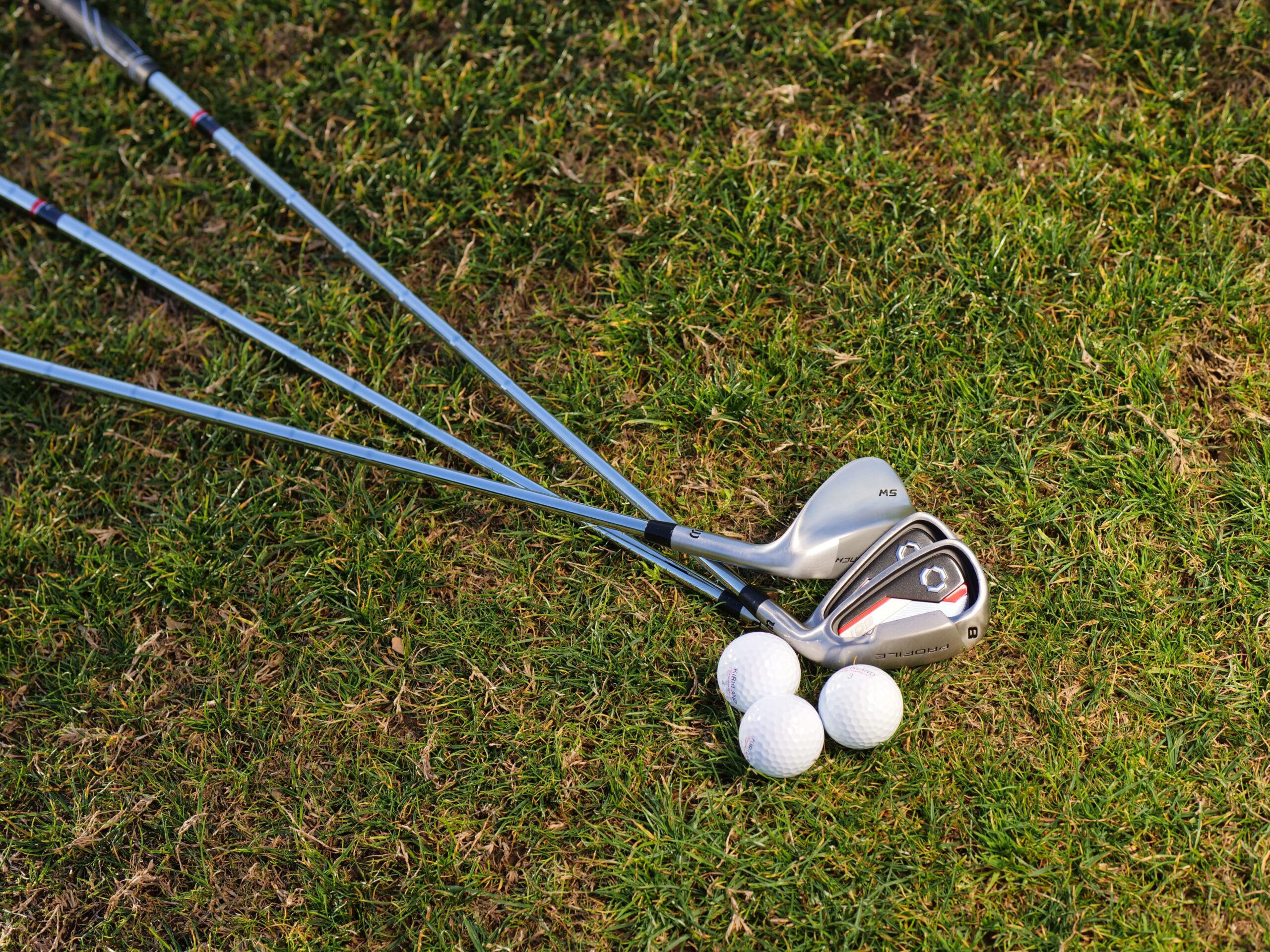 Peut-on jouer un 18 trous avec seulement 3 bâtons de golf ?